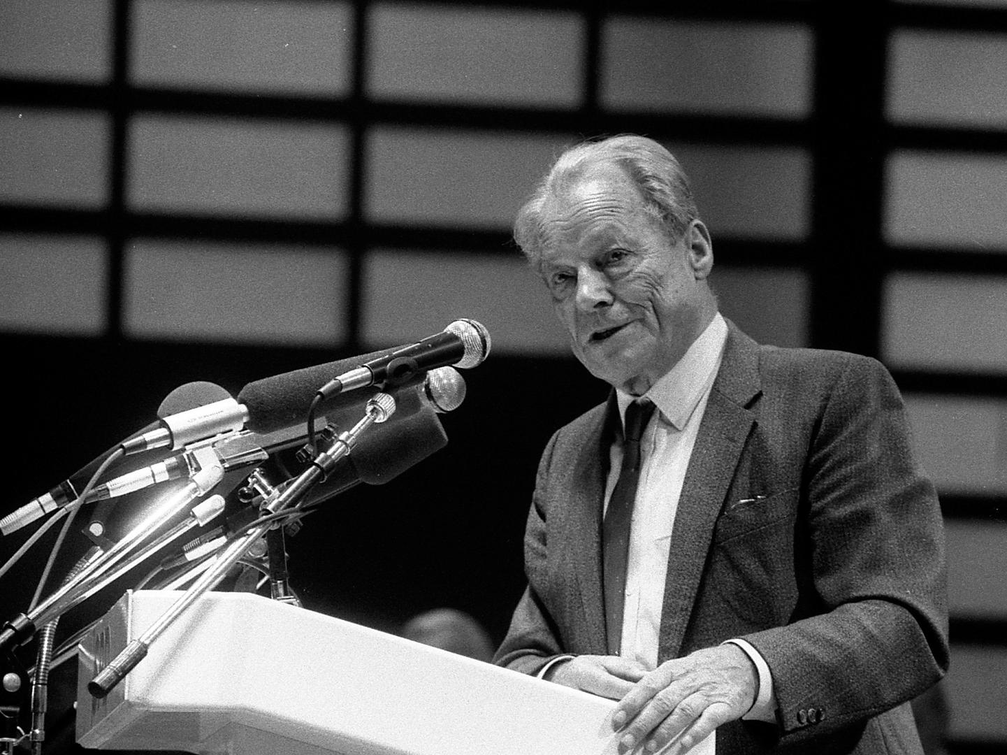 Ad:  Willy Brandt.jpg
Gsterim: 840
Boyut:  214.3 KB