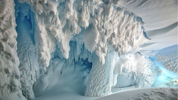 Ad:  _97720412_ice_cave_5_insideanicecaveontheerebusglaciertonguerossislandantarcticanearmcmurdostati.jpg
Gsterim: 690
Boyut:  41.8 KB